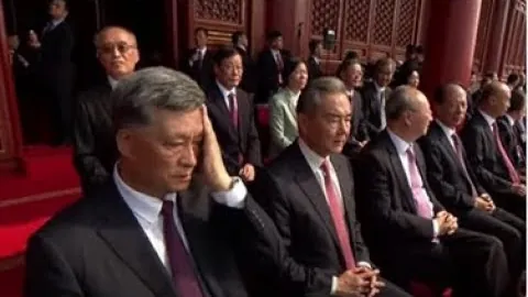 奥格斯堡0-1拜仁：凯恩基因势如破竹，领先优势扩大至6分，拜仁需持续警惕